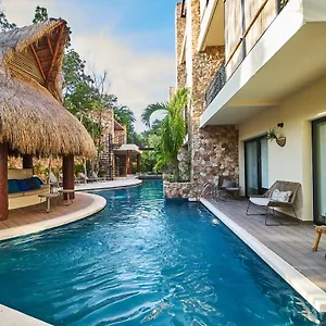 Apartment Premium With Private Terrace And Pool View